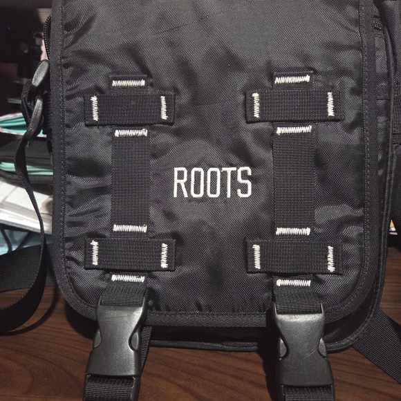#23 - Roots Black Messenger Bag for Men - Brand New, No Stratches - Picture 2 of 5